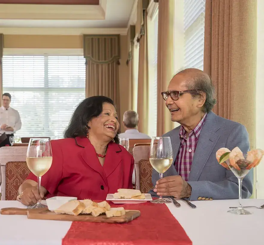 dining-cropped-2 a senior couple dining in the Santa Fe Gainesville senior community dining room